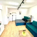 Central Studio Apartment 1, Tirana