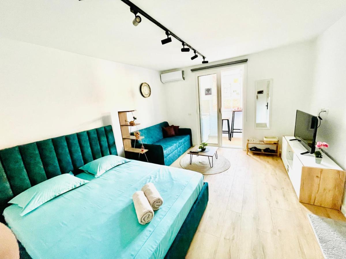 Apartament 1, *