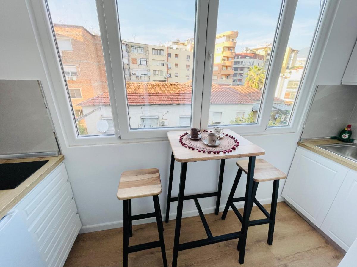 Apartament 1, *